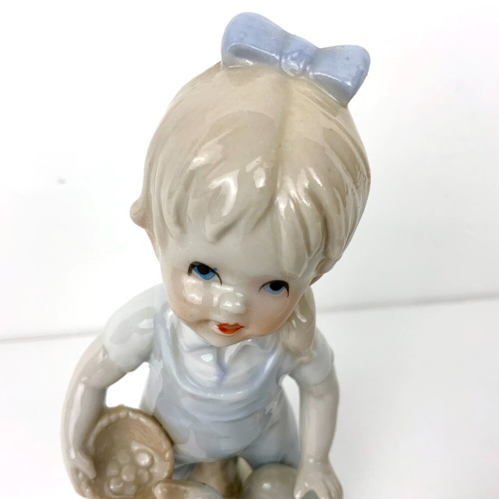 Vintage 1970s - 80s Porcelain Figurine "Girl with Goose" Royal Crown Japan - Picture 15 of 16